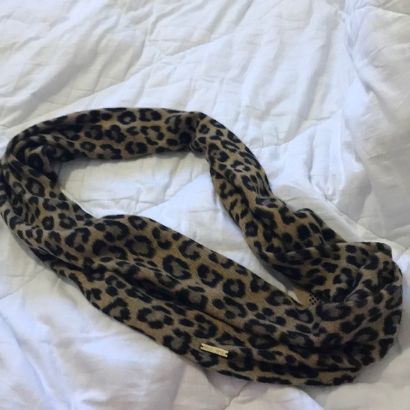 Michael Kors Accessories - Michael Kors Infiniti scarf animal print
